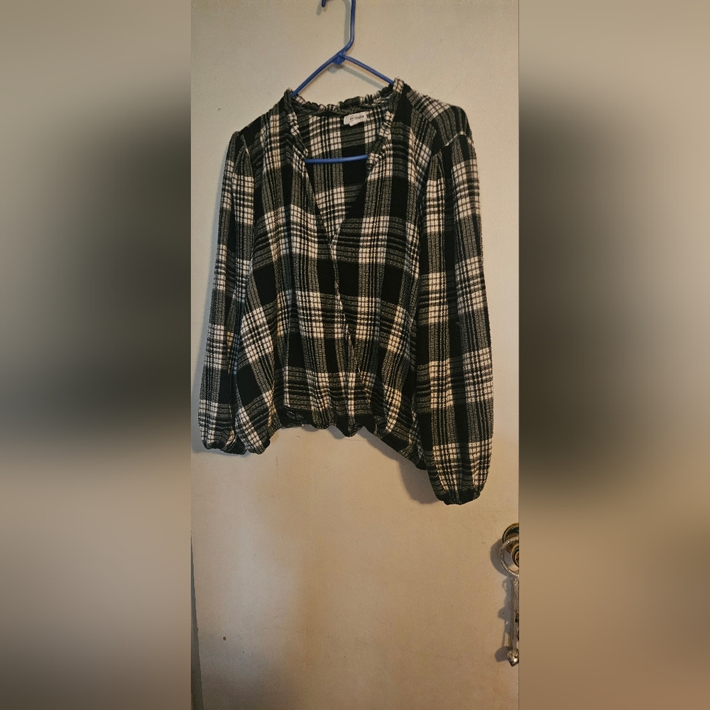 Eyeshadow Black and White 3/4 Sleeve Crop Blouse